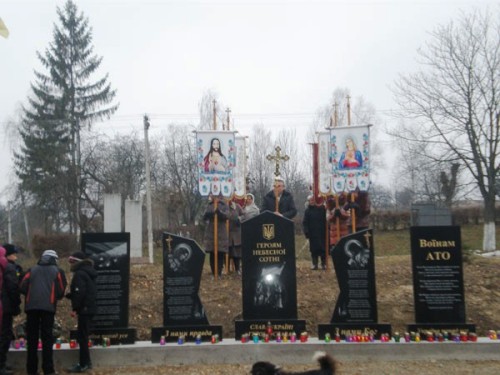 На Прикарпатті освятили пам’ятник героям Небесної сотні та воїнам АТО На Прикарпатті освятили пам’ятник героям Небесної сотні та воїнам АТО